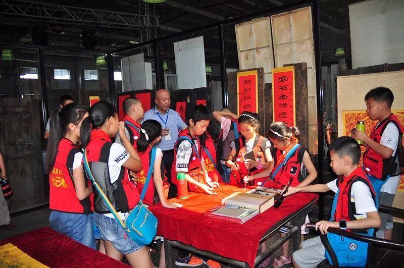 我们应该( )残疾人和有困难的人 用爱组词